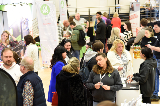 Ein Blick auf die Besucherinnen und Besucher der Messe 